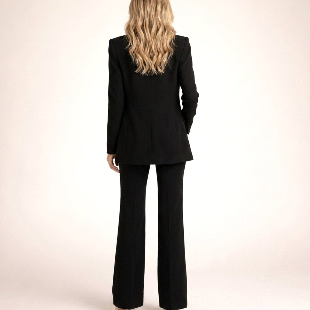 Broekpak met blazer met één knoop en wijde broek in zwart, gedragen, achteraanzicht