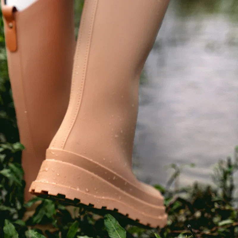 Hoge matte regenlaarzen in lichtbruin, close-up
