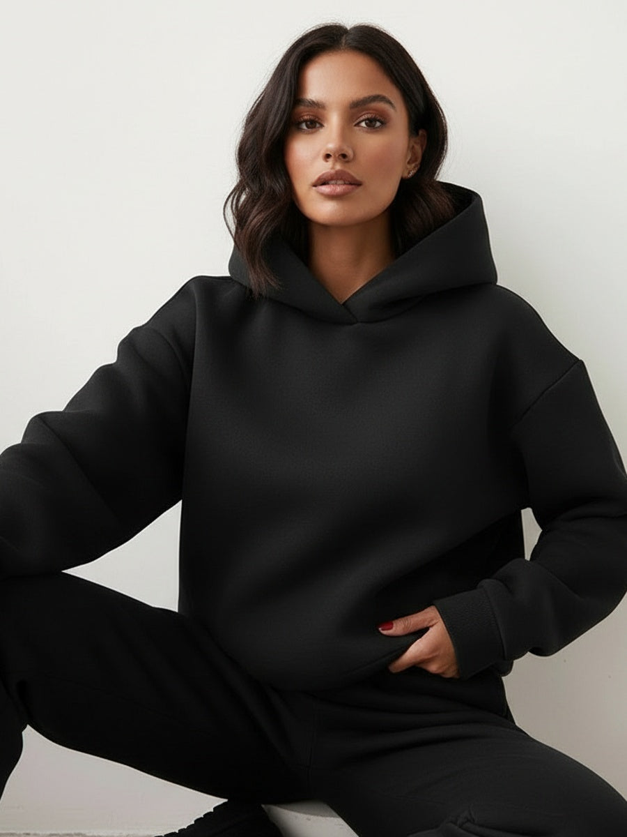 Oversized hoodie en joggingbroek in zwart, zittend
