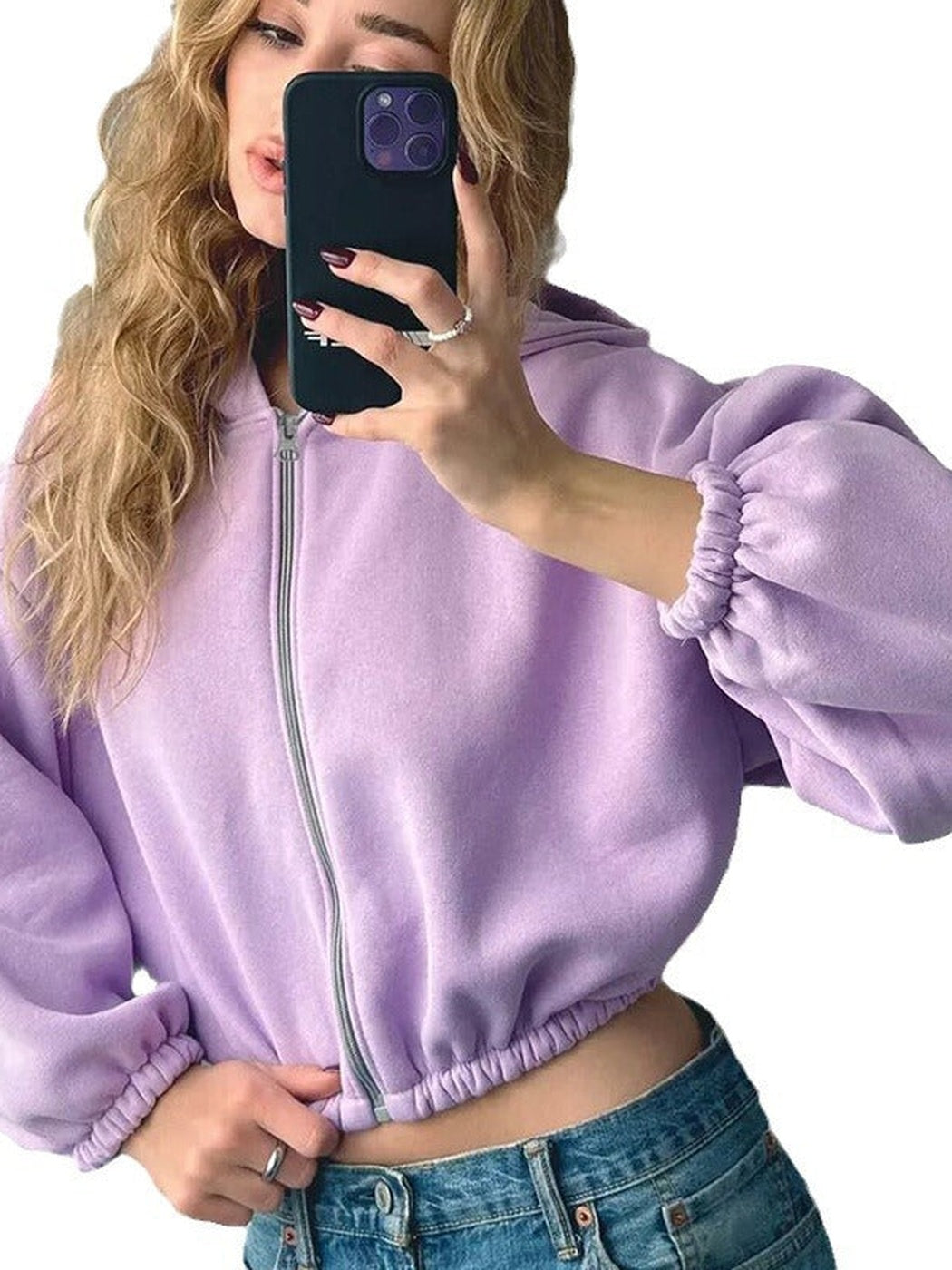 Vrouw in een lila kort vest met gesloten rits en een lichtblauwe jeans | Boutique Moda