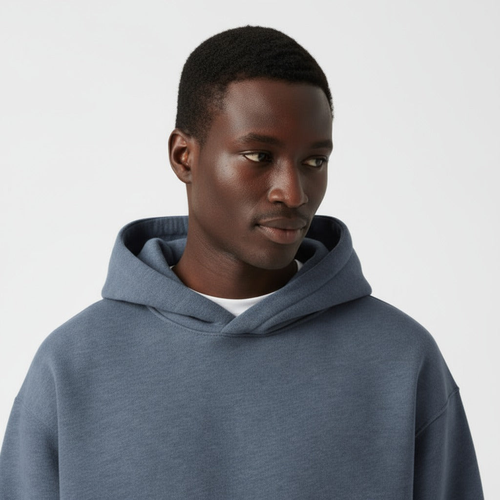 Heavyweight hoodie voor heren in grijsblauw, close-up van de capuchon en de hals