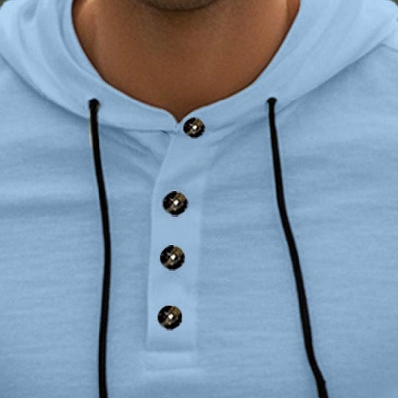 Henley hoodie met knoopsluiting voor heren in lichtblauw, close-up van de knoopsluiting en de koorden