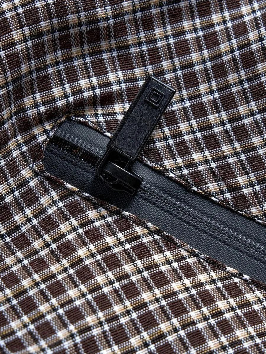 Korte herenjas met capuchon in grijs geruit, close-up van een ritszak