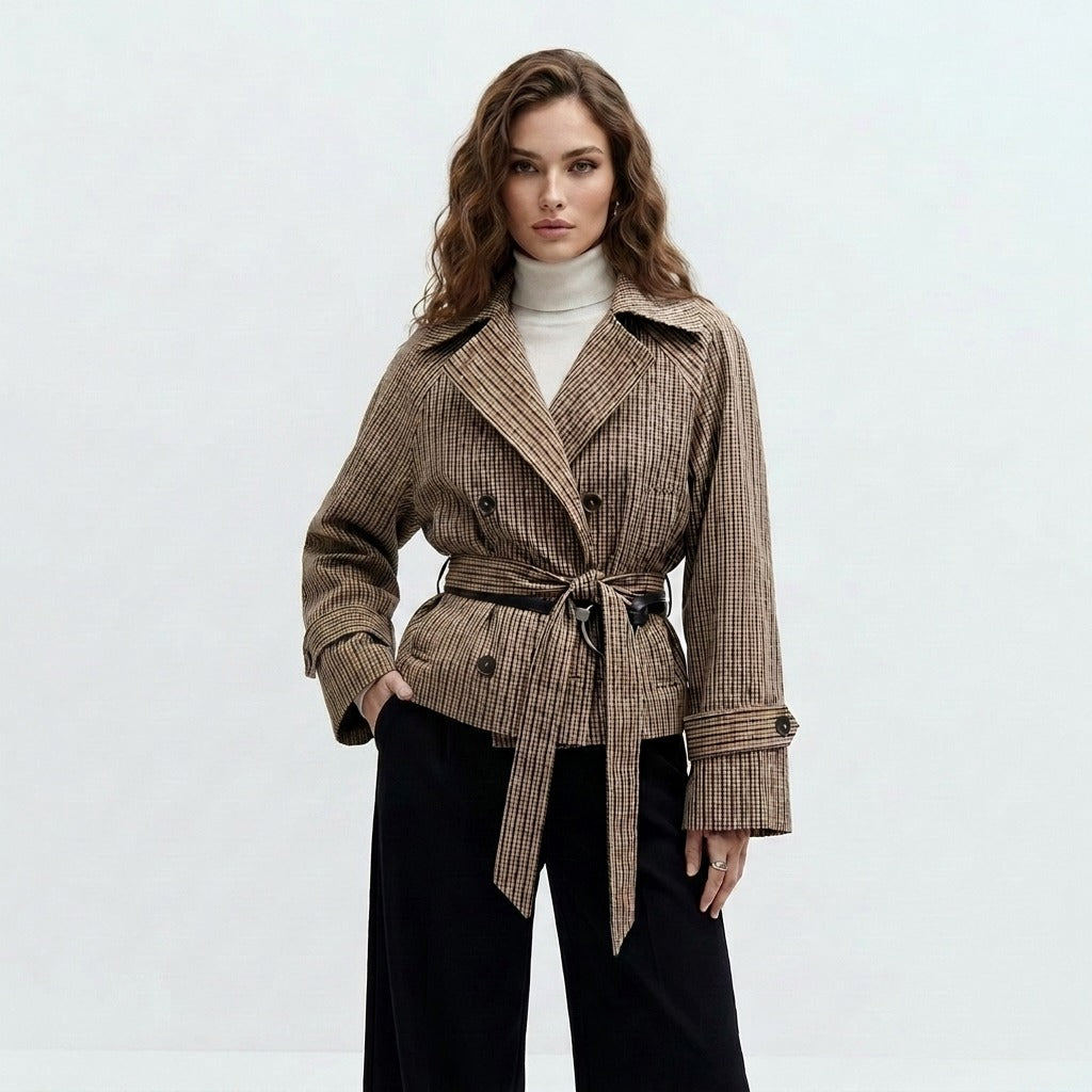 Korte trenchcoat met strikceintuur in bruin geruit, gedragen, vooraanzicht