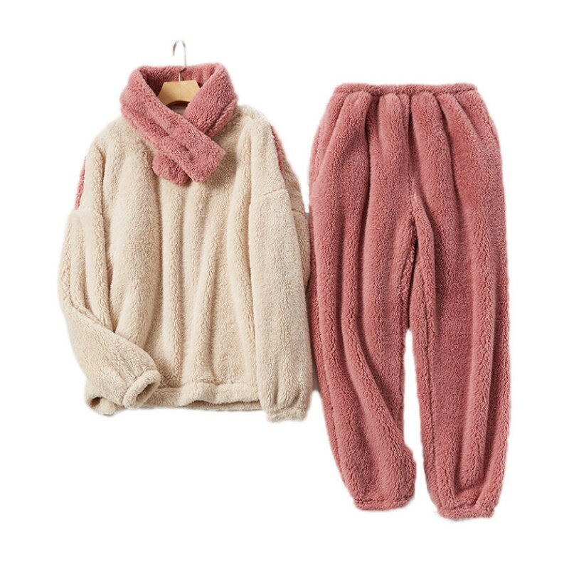 Pyjama in crème en roze met sjaal, shirt op een hanger