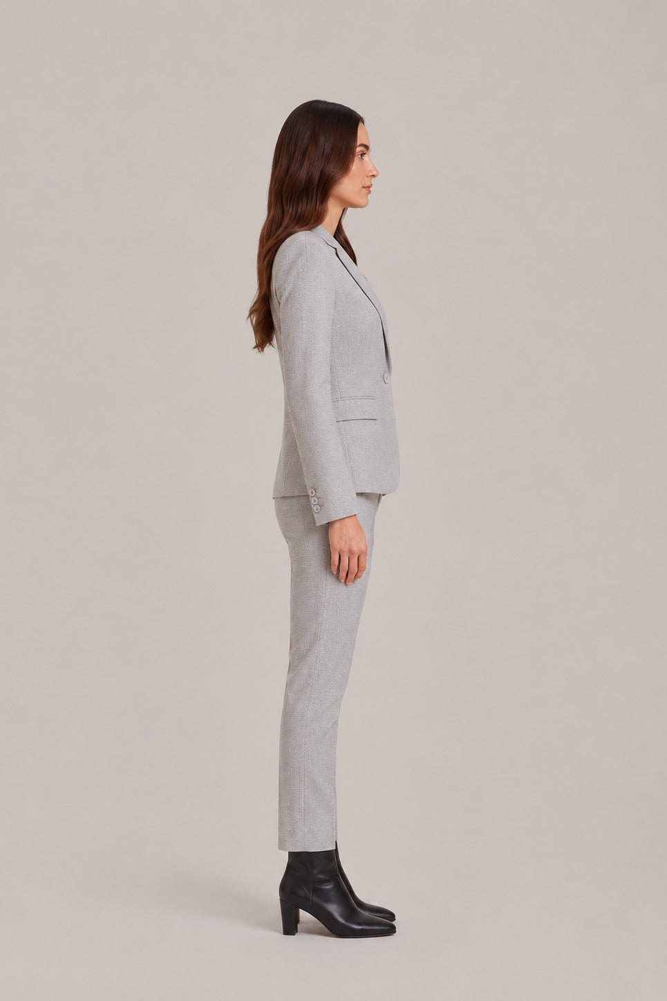 Broekpak met getailleerde blazer met één knoop en rechte broek in grijs, gedragen, zijaanzicht
