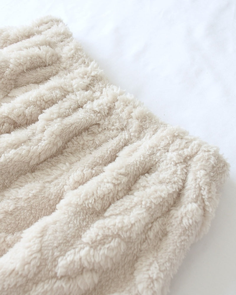 Elastische tailleband van de crèmekleurige fleece pyjamabroek, close-up