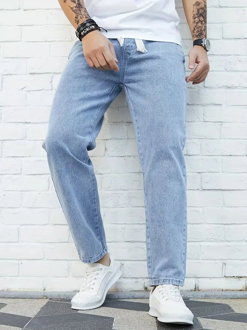 Joggerjeans voor heren in lichtblauw met trekkoord, gedragen, voorkant