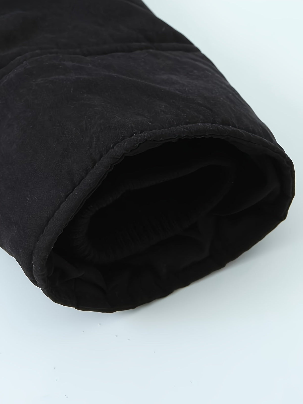 Mouwboord van de zwarte parka