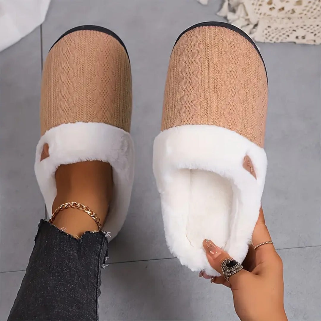 Beige gebreide pantoffels met nepbontkraag, gedragen