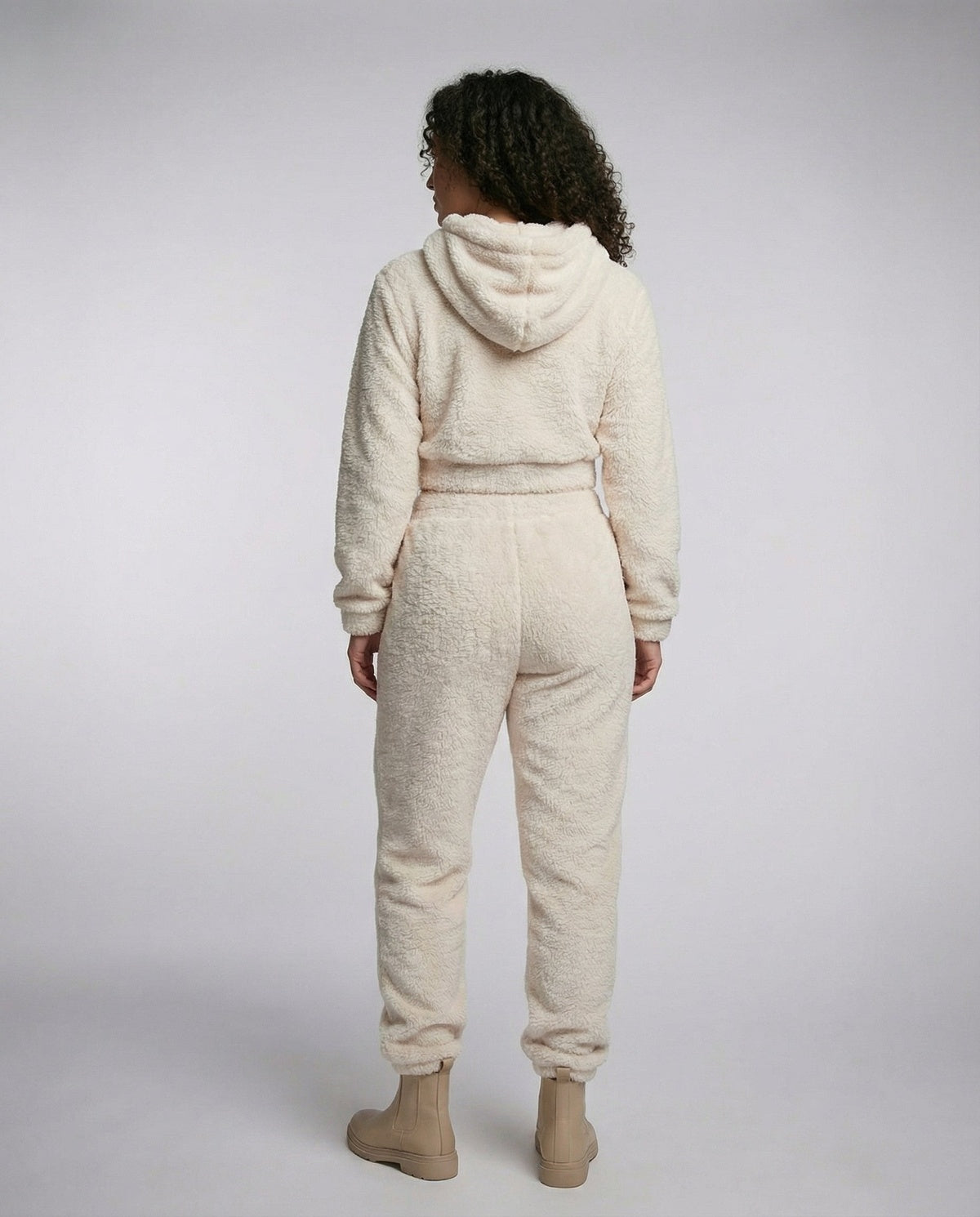 Teddyhuispak met korte hoodie en joggingbroek in crème, gedragen, achteraanzicht
