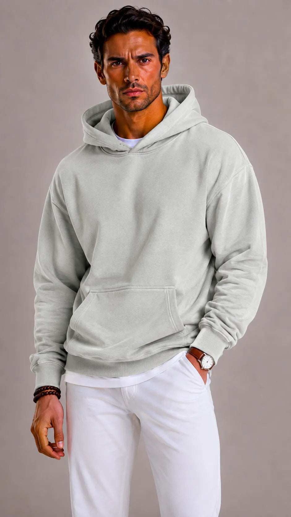 Oversized herenhoodie in saliegroen, gedragen, vooraanzicht