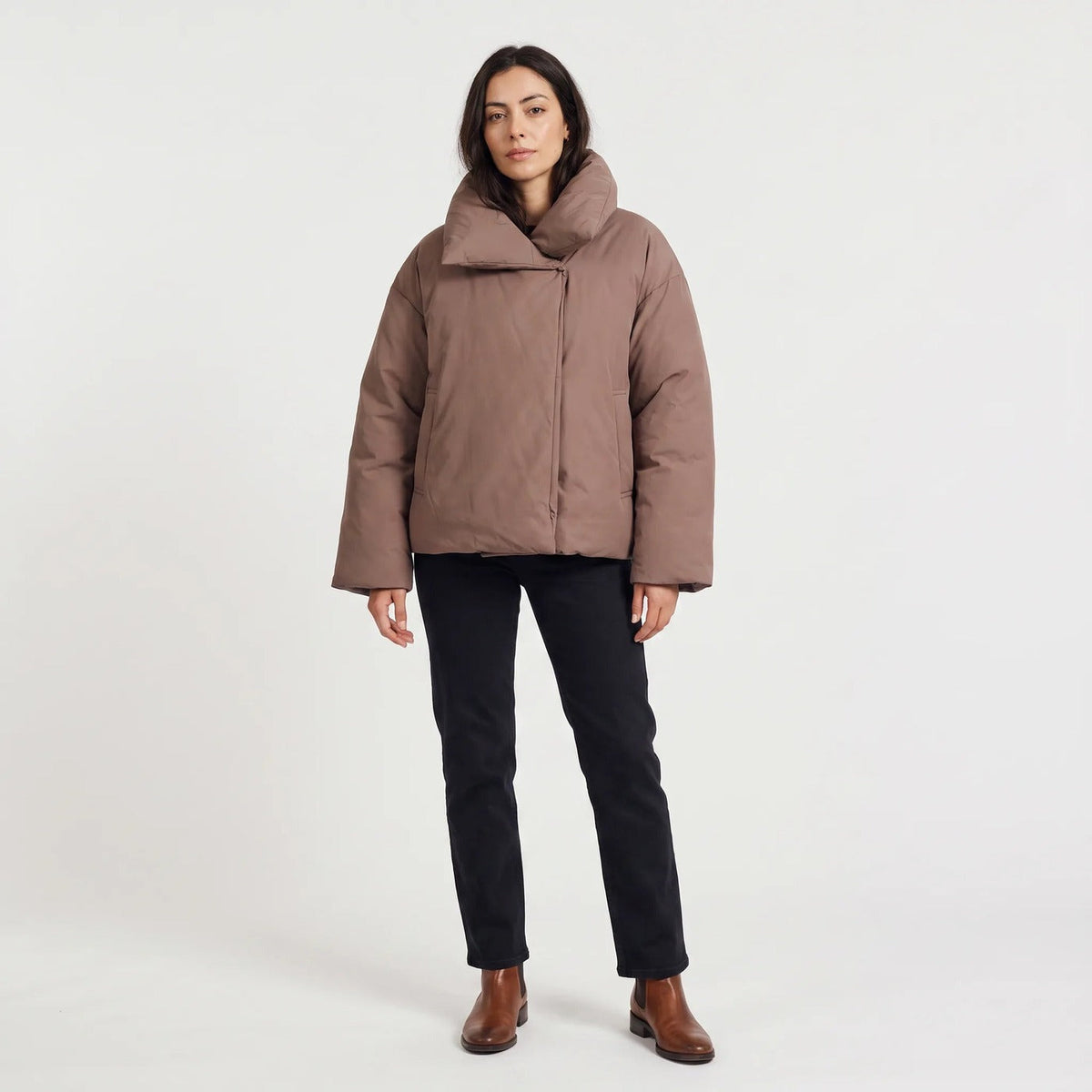 Korte oversized winterjas met brede kraag in kastanjebruin, gedragen, van top tot teen