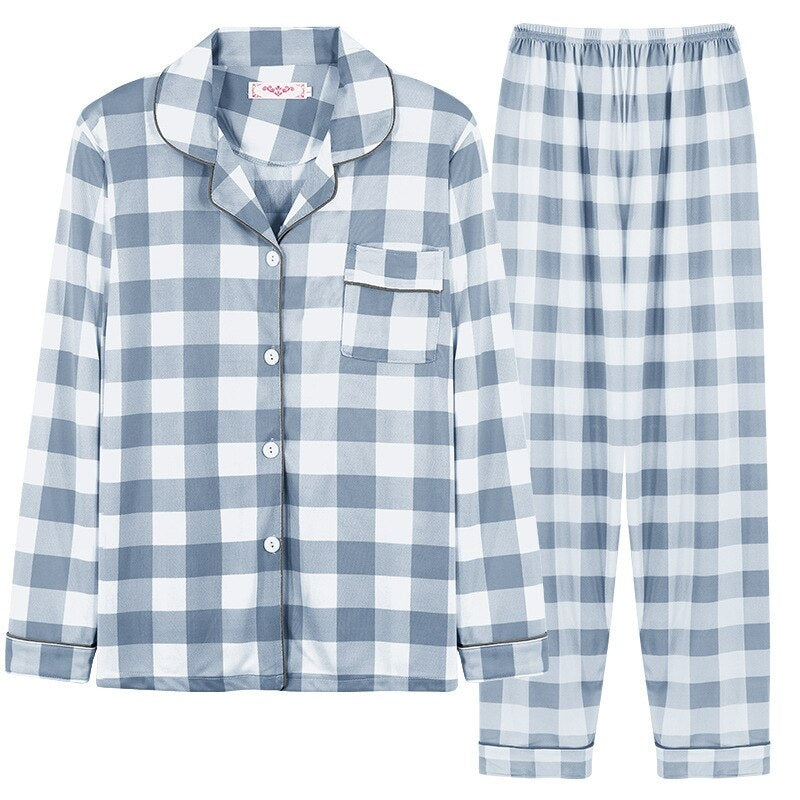 Pyjama met doorknoopshirt en lange broek, uitvoering blauw geruit, plat neergelegd
