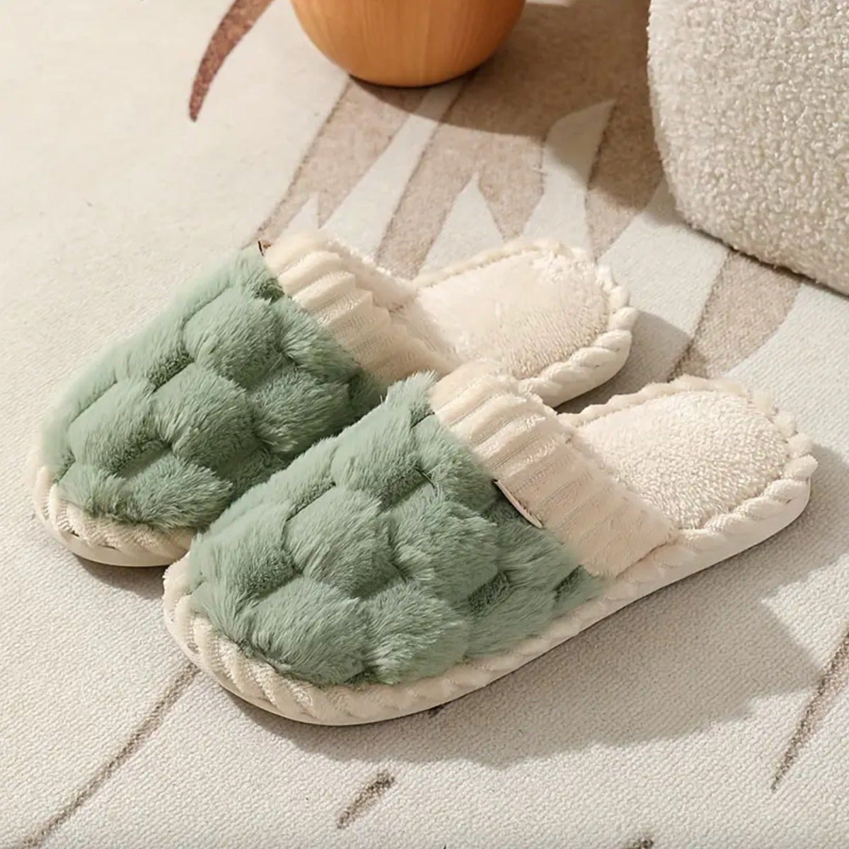 Saliegroene fluffy pantoffels, paar