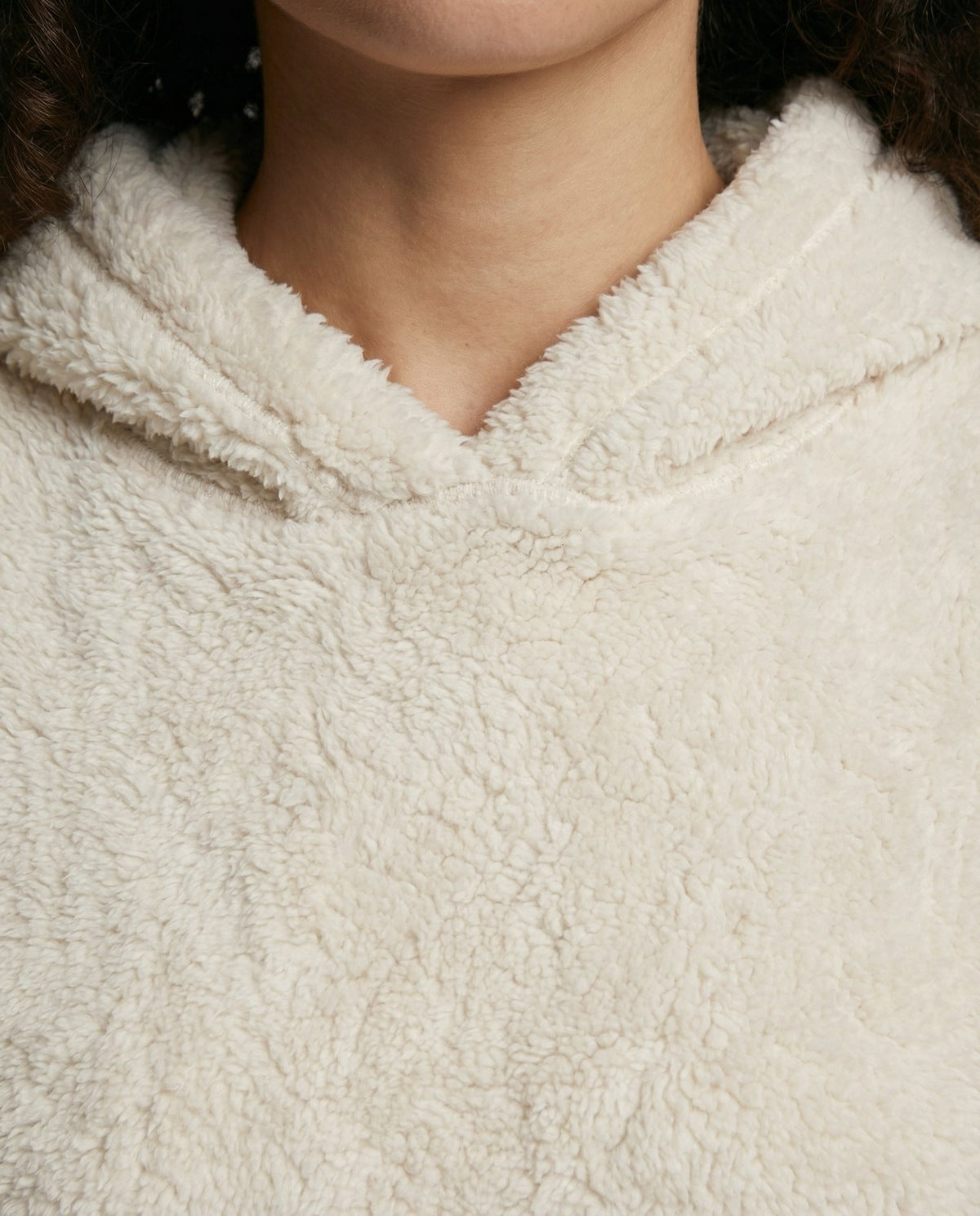 Teddyhuispak met korte hoodie en joggingbroek in crème, close-up van capuchon en teddyfleece
