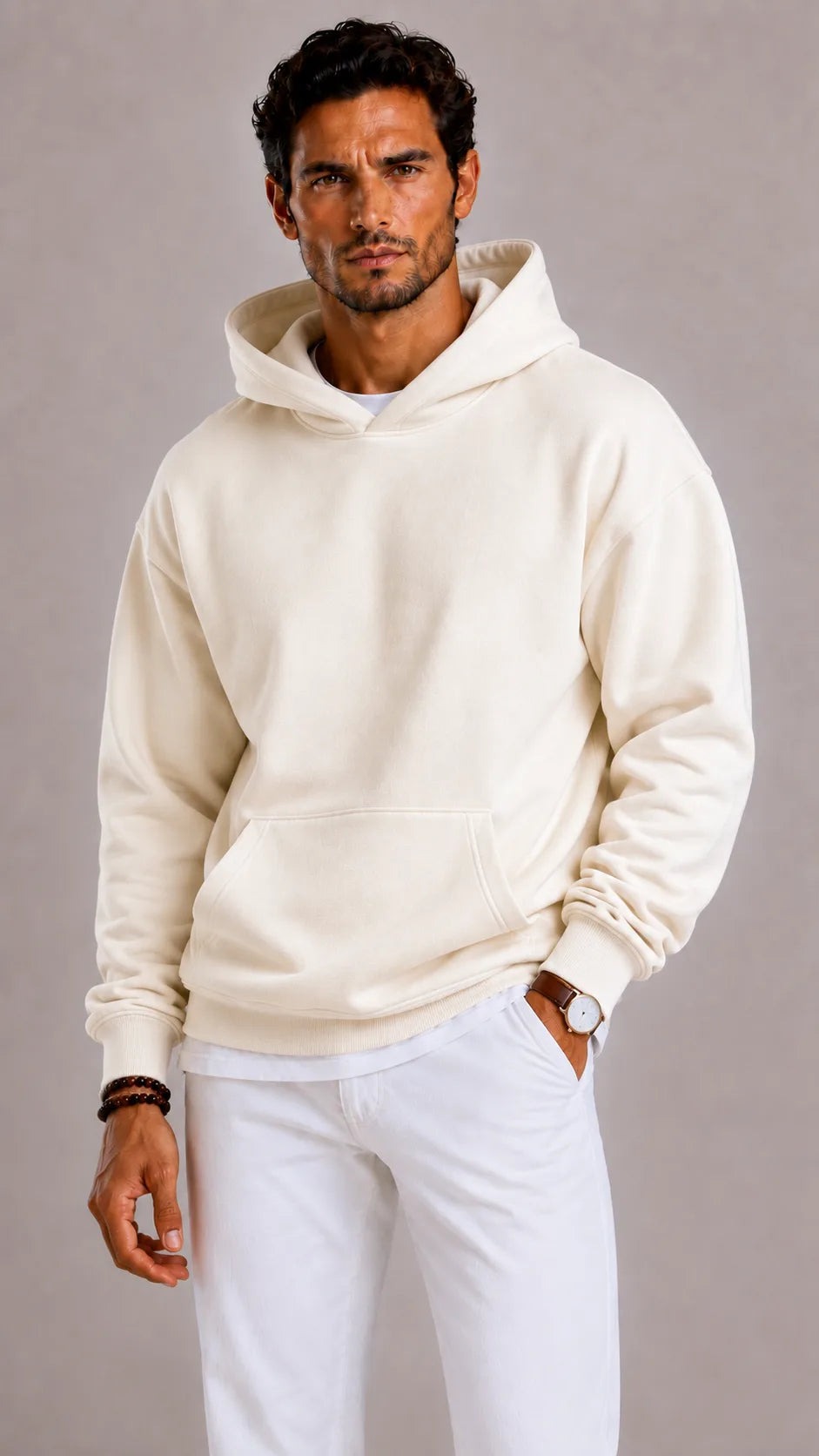 Oversized herenhoodie in beige, gedragen, vooraanzicht