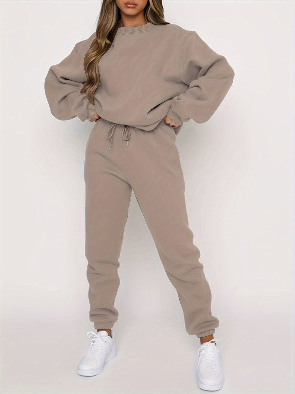 Oversized joggingpak in beige, vooraanzicht