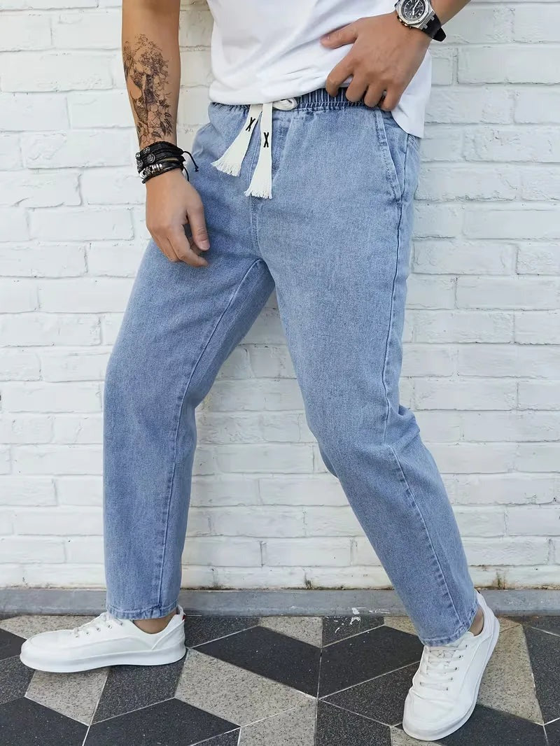Joggerjeans voor heren in lichtblauw met trekkoord, gedragen, voorkant