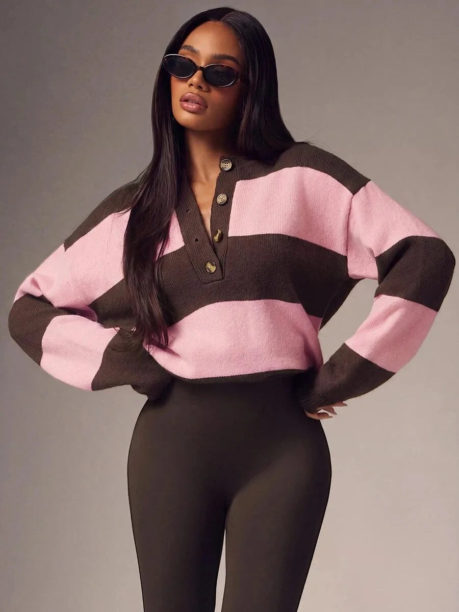 Oversized trui met brede strepen en knoopjes in roze/bruin, gedragen