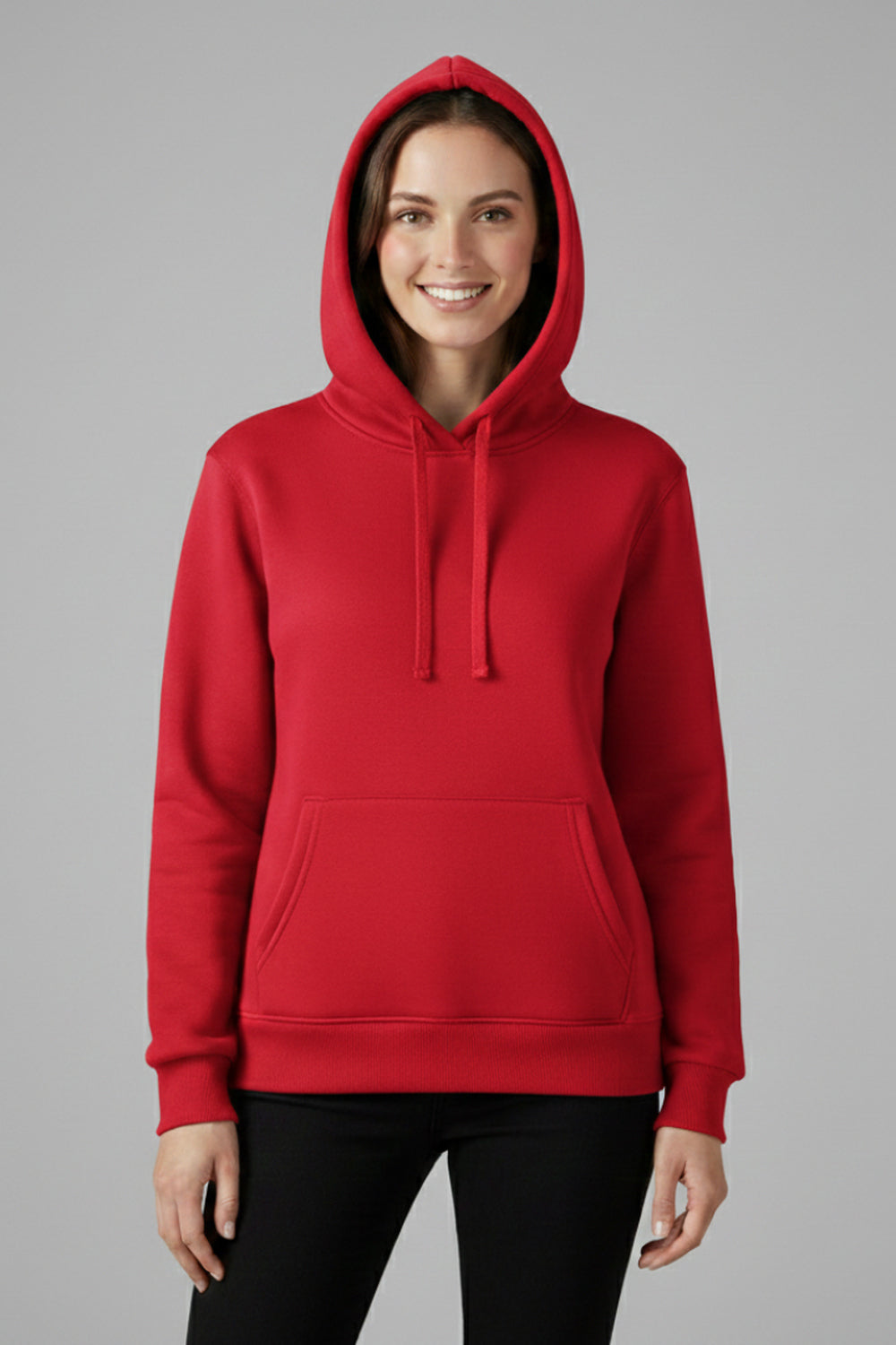 Vrouw in een rode basic hoodie met de capuchon op en koorden | Boutique Moda