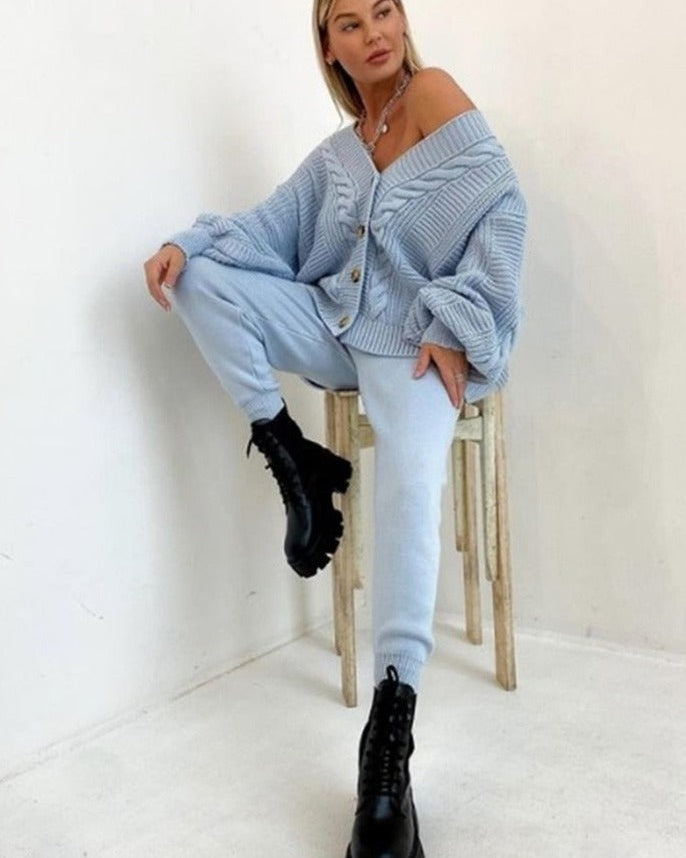Gebreid huispak met kabelvest in babyblauw, zittend gedragen