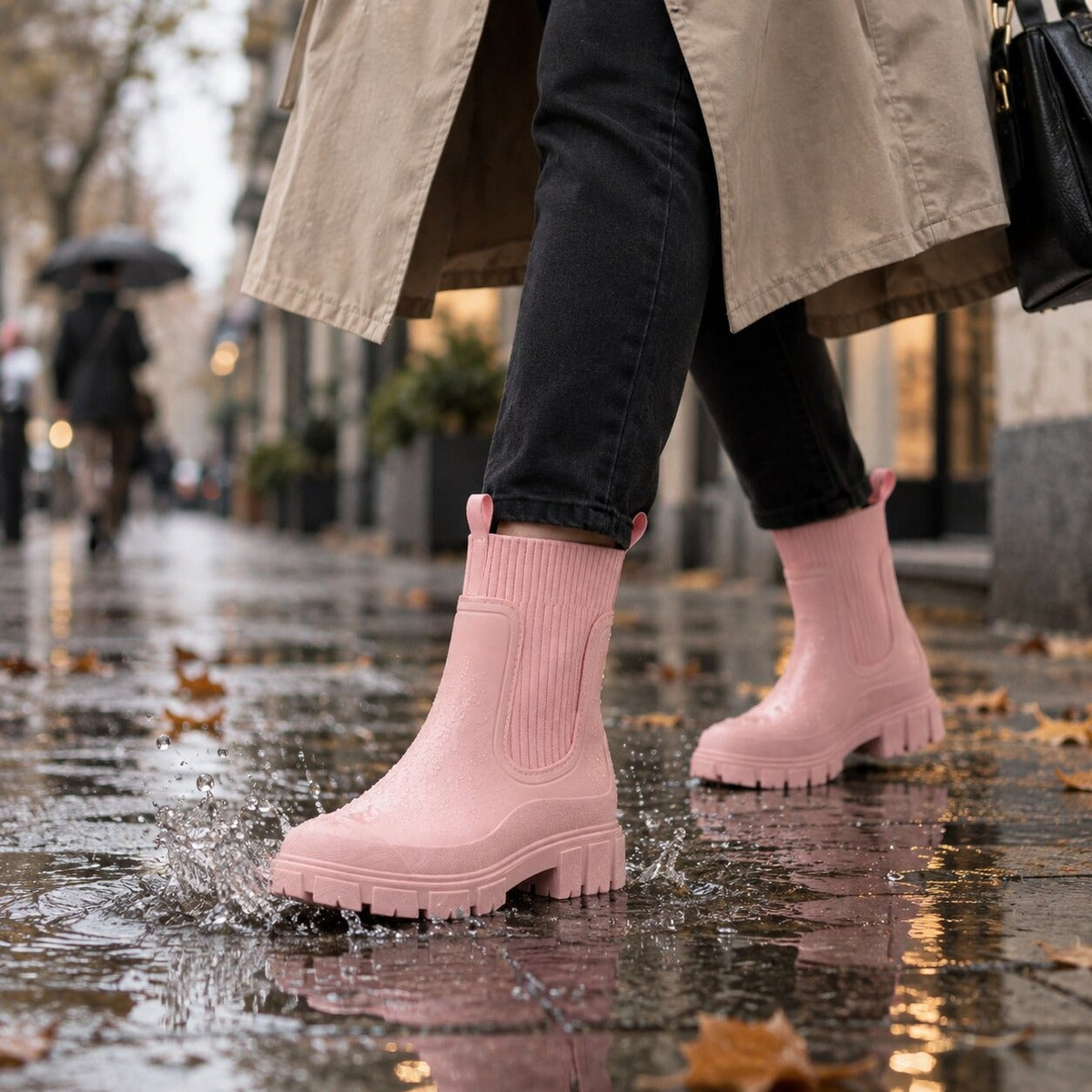 Regenlaarsjes met gebreide boord in roze, gedragen op straat