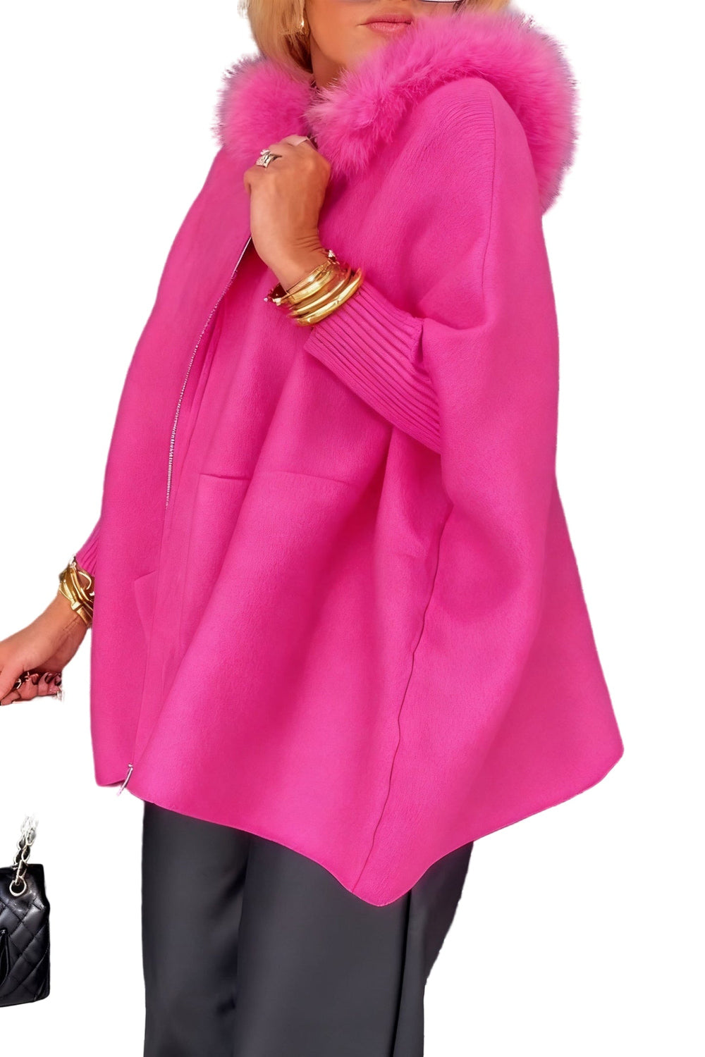 Zijaanzicht van het fuchsia vest met wijde, capeachtige vorm en nepbont aan de capuchon | Boutique Moda