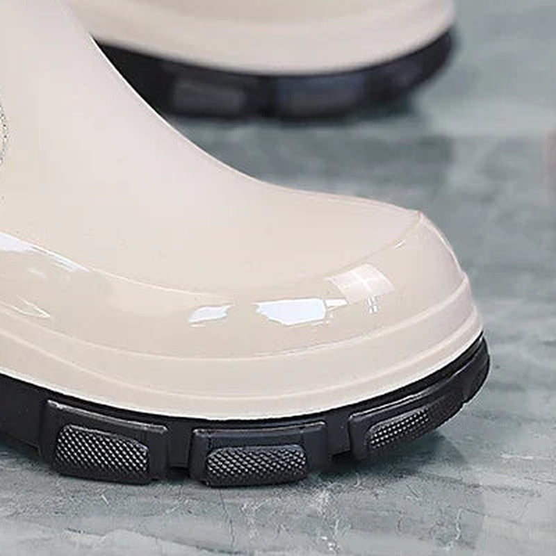 Chelsea boots met plateauzool in gebroken wit, close-up