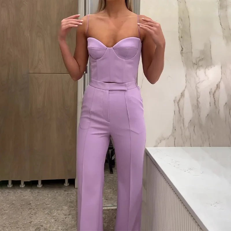 Driedelig broekpak met bustier, flared broek en blazer in lavendel, bustier en broek gedragen, vooraanzicht