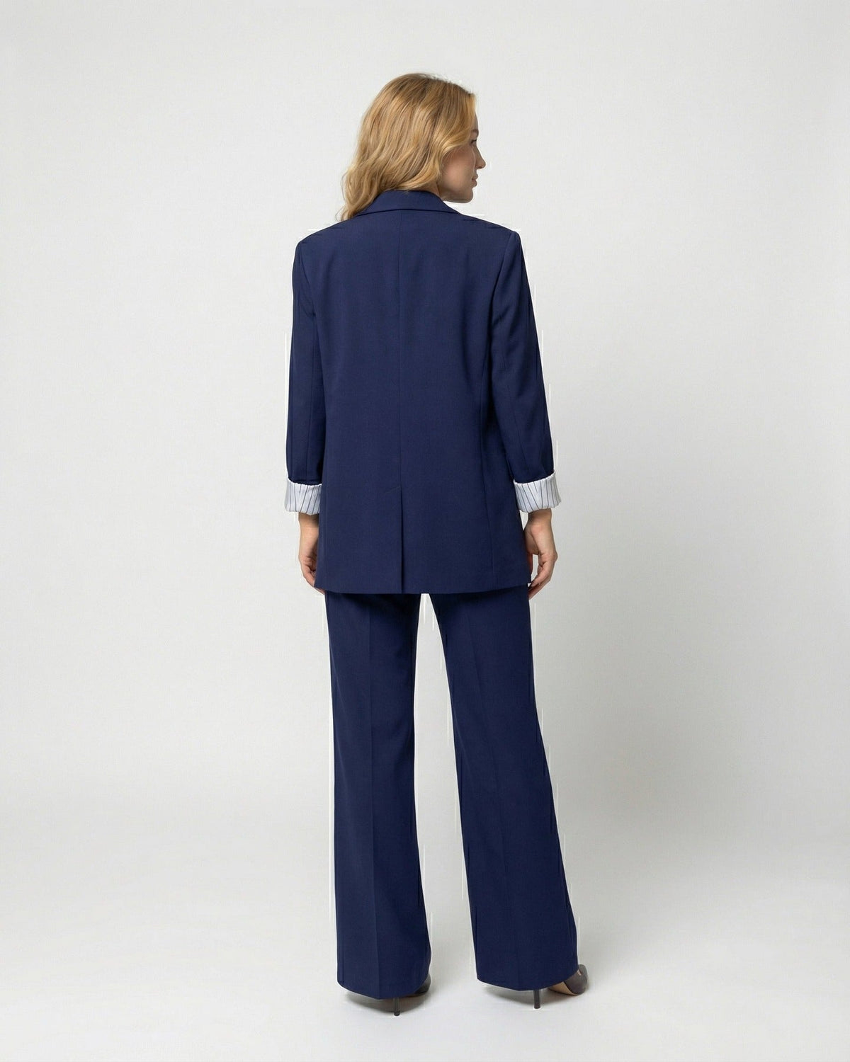 Tweedelig pak met getailleerde blazer en wijde broek in marineblauw, gedragen, achteraanzicht