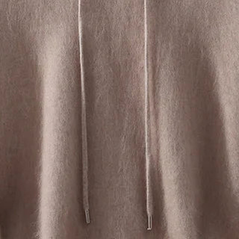 Lichte gebreide hoodie voor heren in taupe, close-up van het zachte breiwerk en het koord