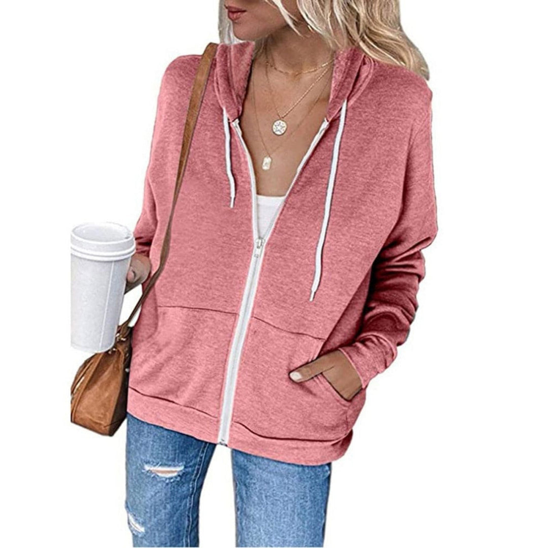 Vrouw in een roze vest met witte koorden en steekzakken, met een jeans | Boutique Moda
