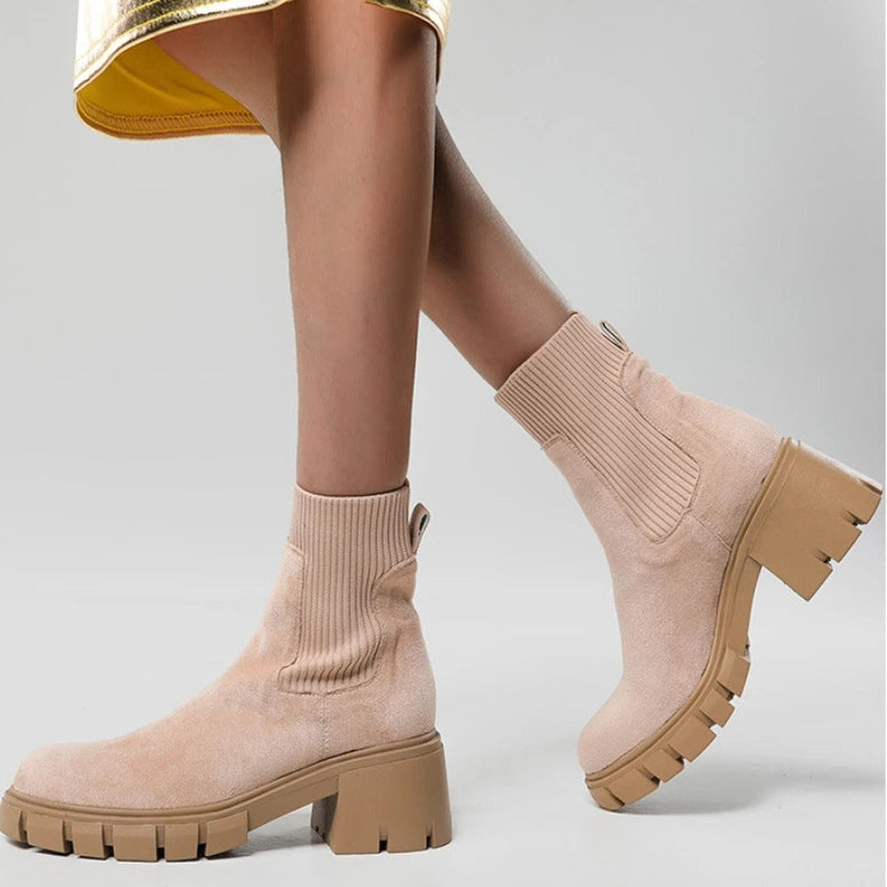 Beige Chelsea boots met plateauzool, gedragen