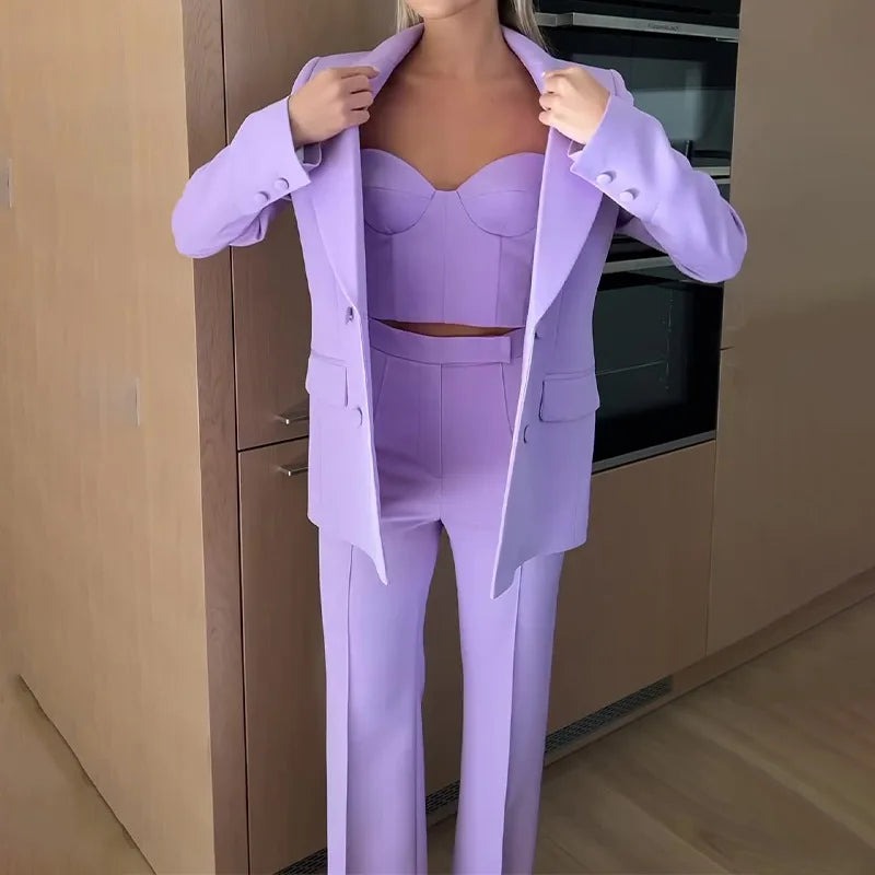 Driedelig broekpak met bustier, flared broek en blazer in lavendel, gedragen met de blazer aan