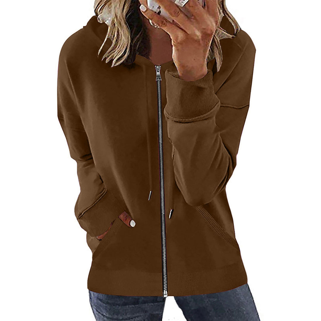 Vrouw in een bruin sweatvest met verlaagde schouders en ribboorden | Boutique Moda