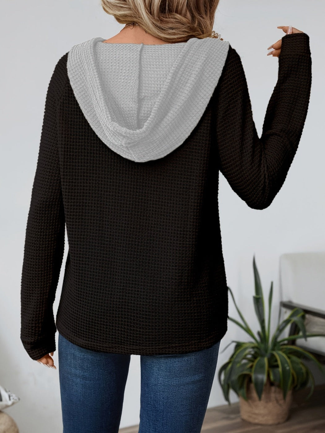 Achteraanzicht van de wafelhoodie in Zwart/Grijs met grijze capuchon | Boutique Moda