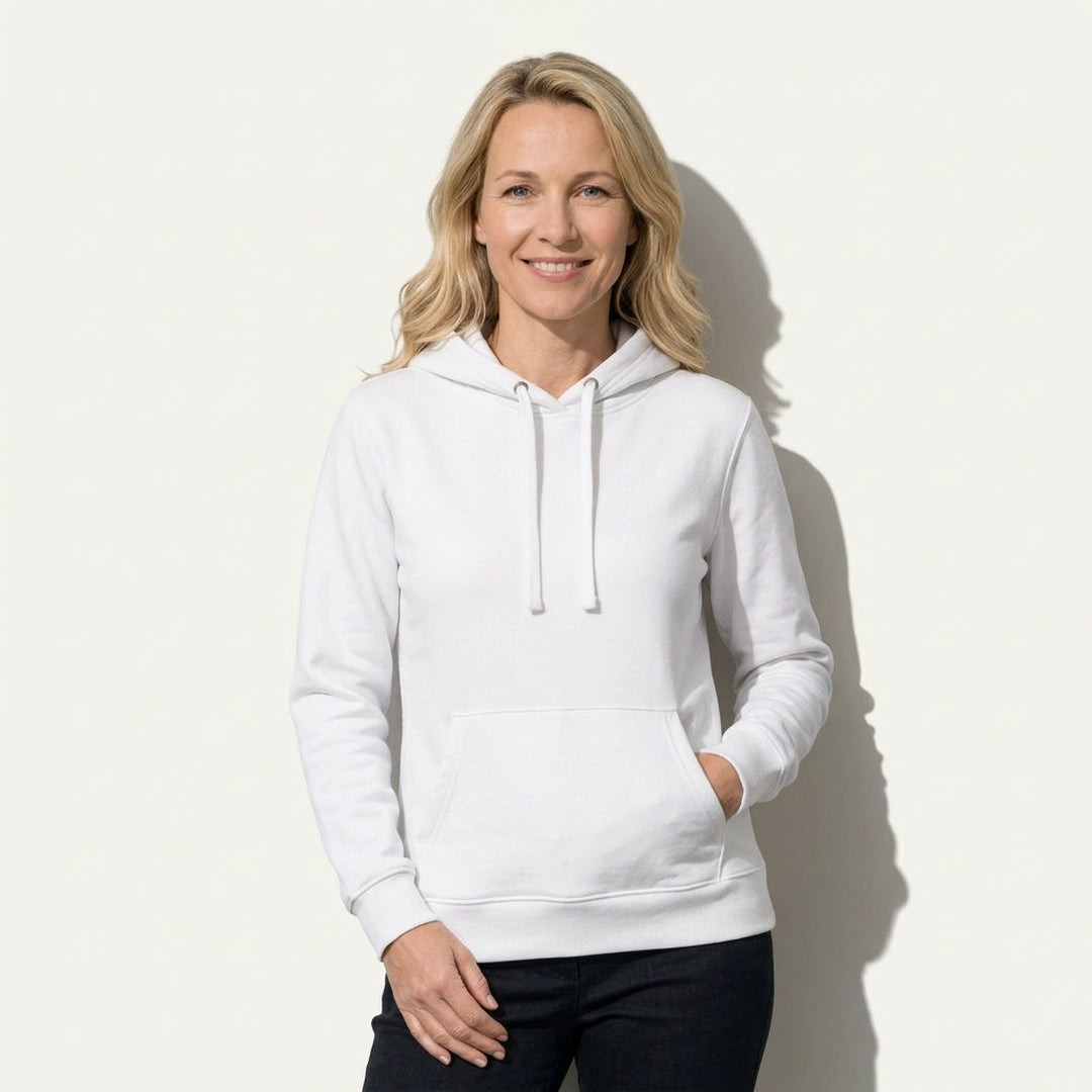 Vrouw draagt witte hoodie met koorden, hand in de zak | Boutique Moda