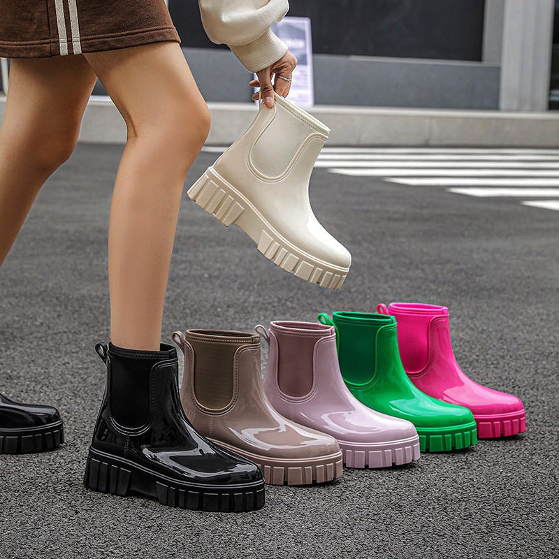 Glanzende Chelsea-regenlaarsjes in verschillende kleuren, gedragen op straat