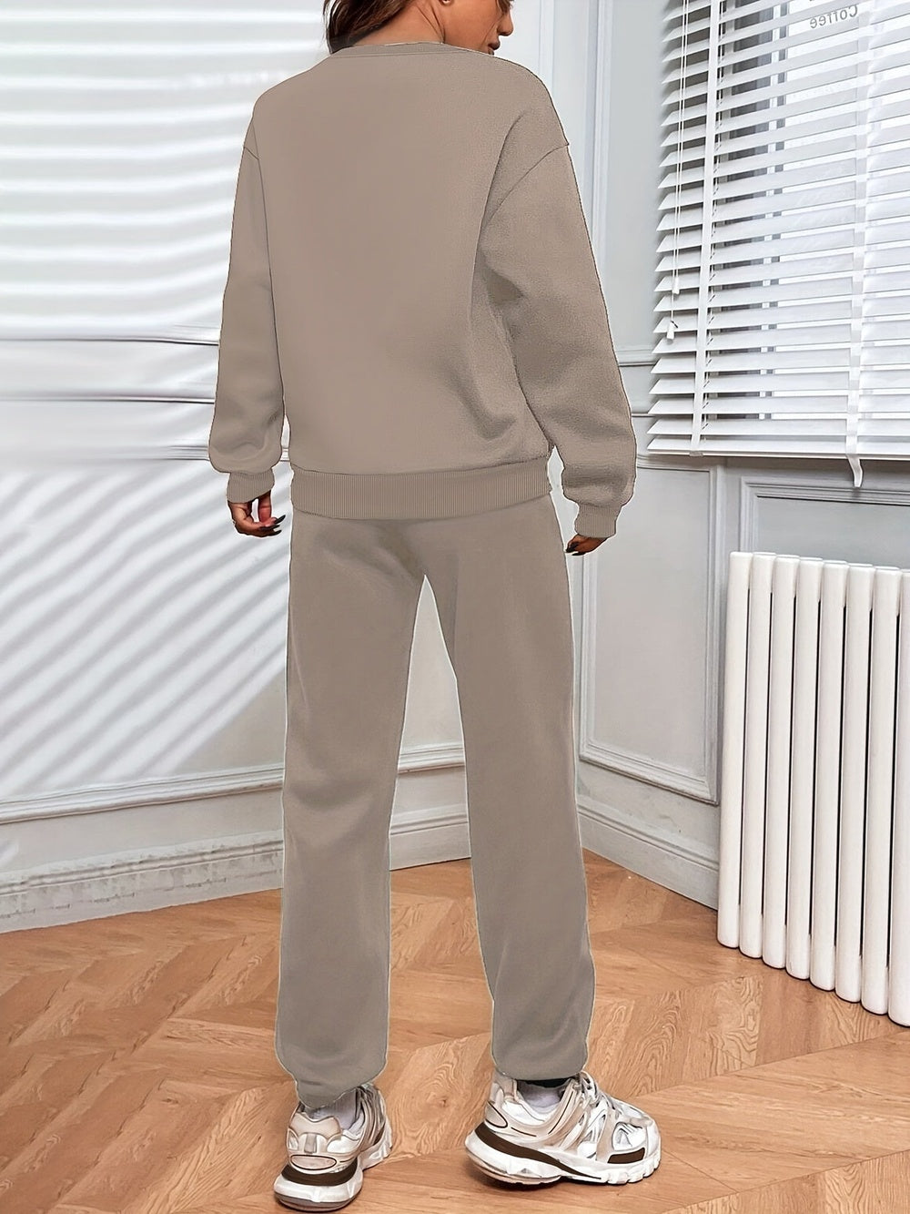 Oversized joggingpak in beige, achteraanzicht