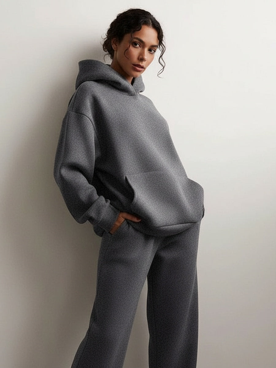 Oversized hoodie en joggingbroek in grijs, handen in de zakken