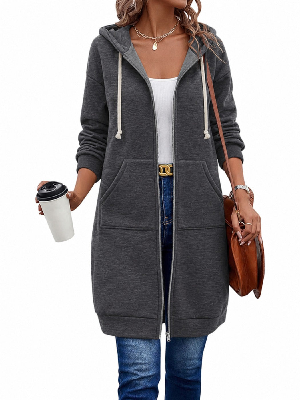 Vrouw in een lang donkergrijs sweatvest met lichte koorden aan de capuchon | Boutique Moda