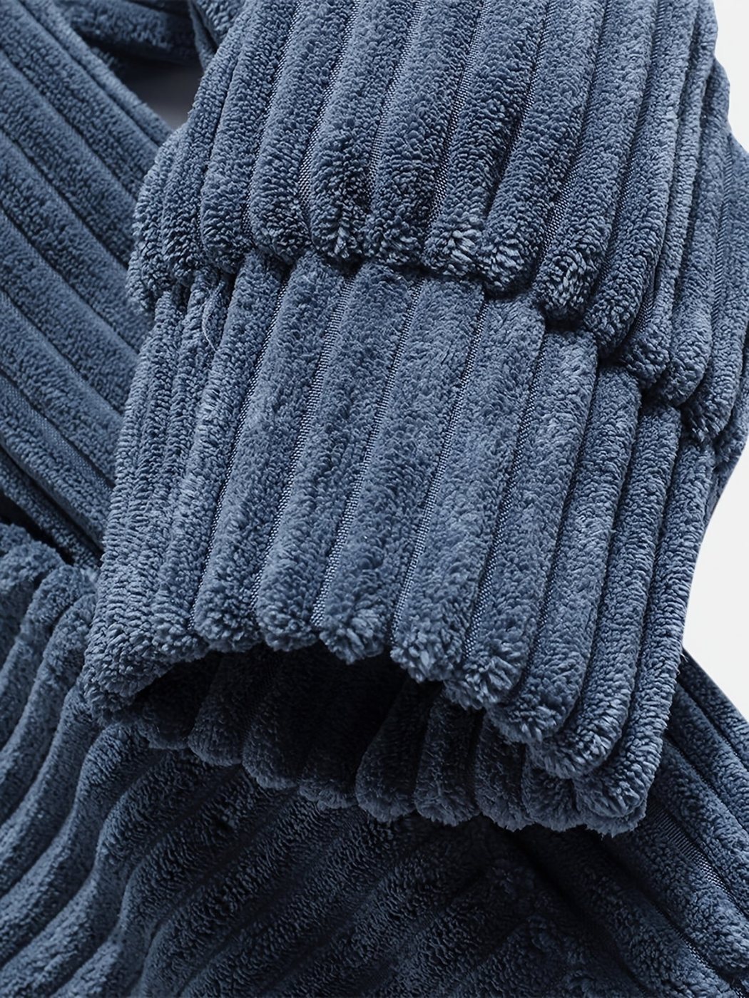 Ribcord hoodie voor heren in blauw, close-up van de geribde boord