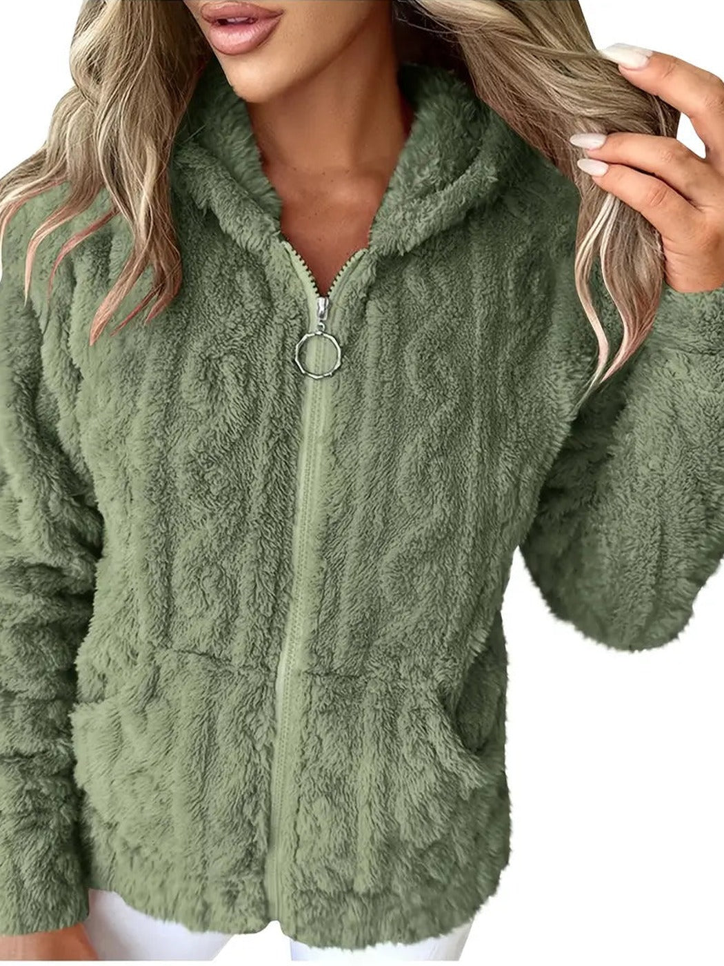 Vrouw draagt een saliegroen teddyvest met kabelpatroon en zakken op heuphoogte | Boutique Moda