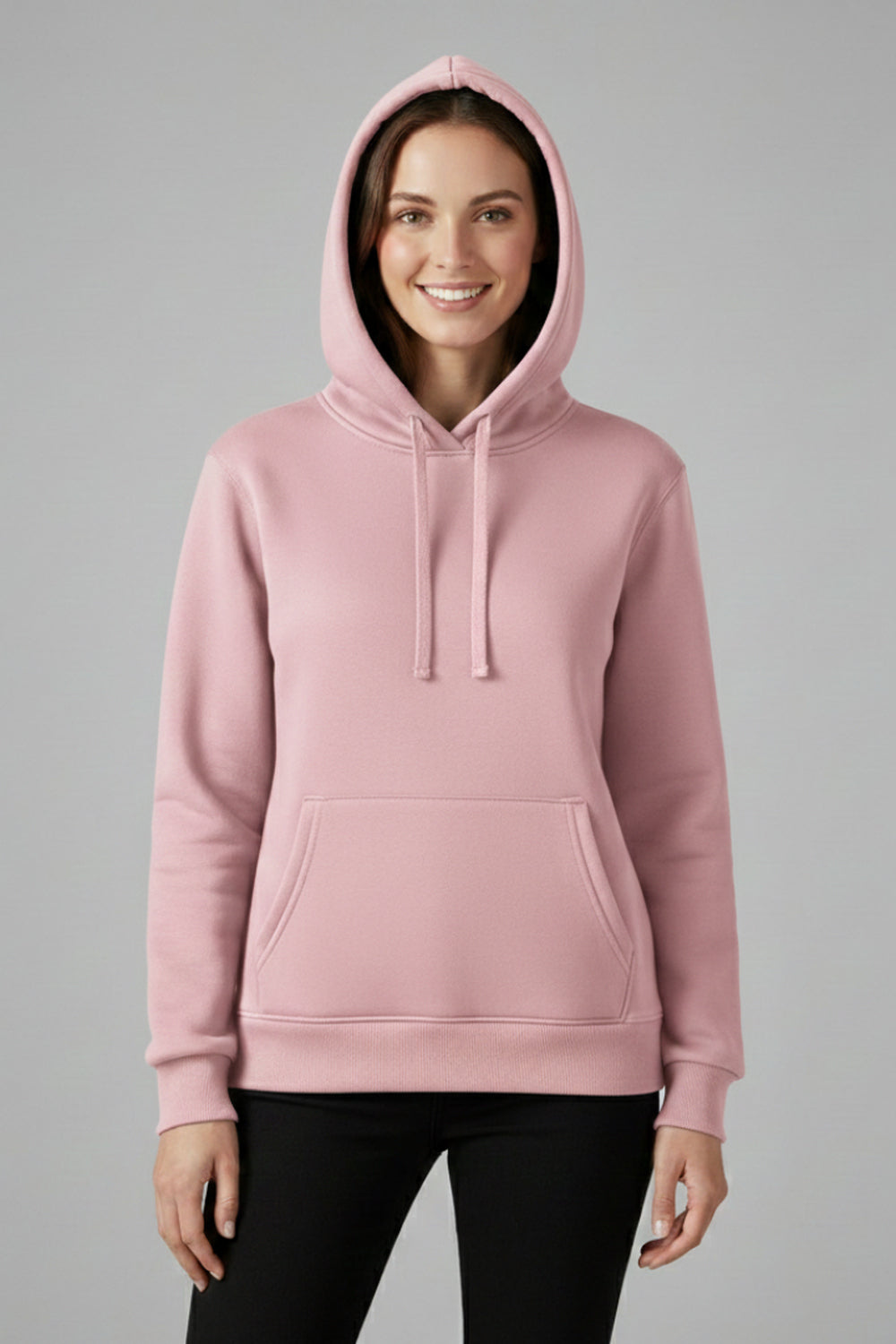 Vrouw in een roze basic hoodie met kangoeroezak en een zwarte broek | Boutique Moda