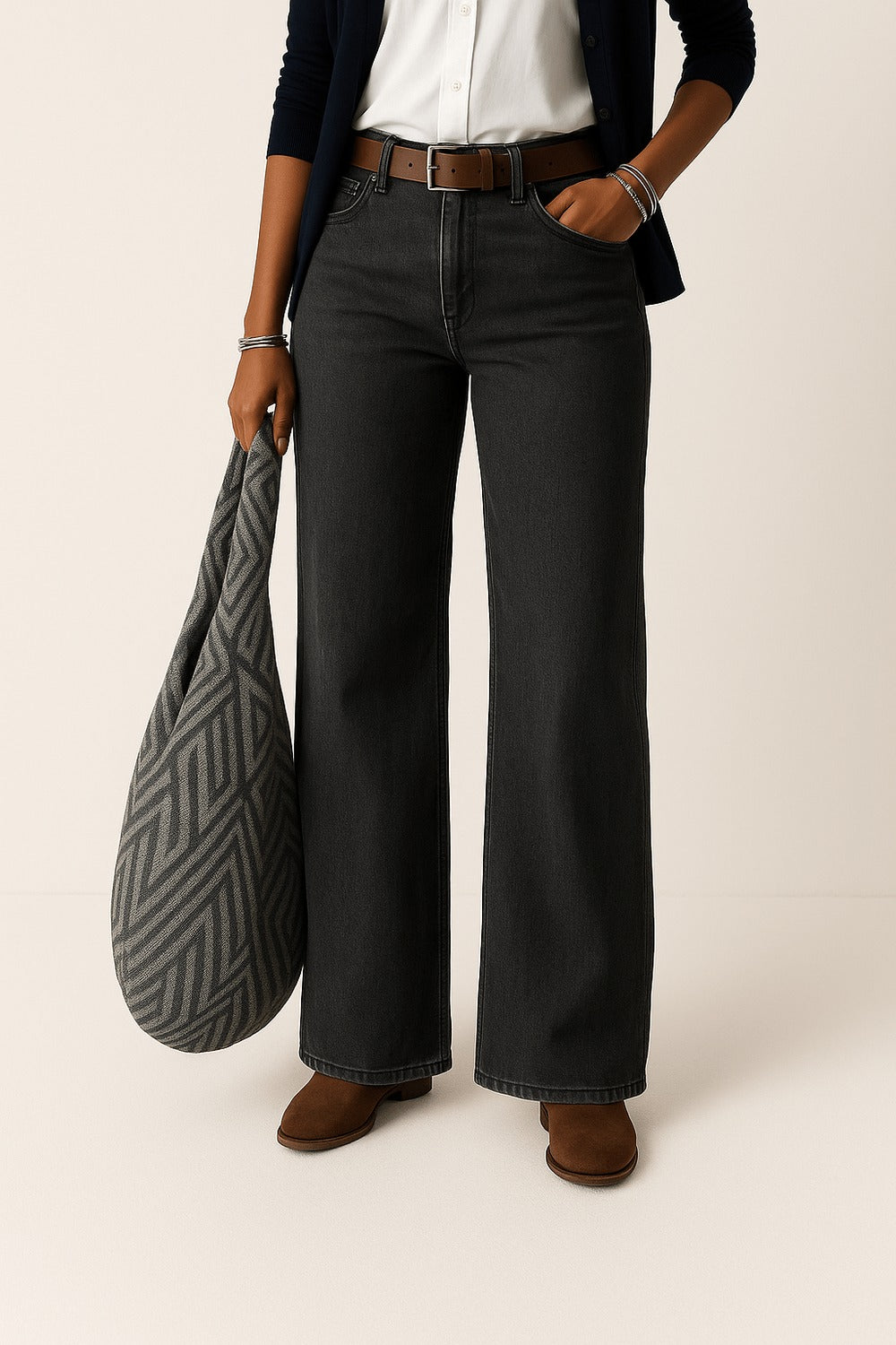 Damesjeans met wijde pijpen in antraciet, gedragen, vanaf de taille