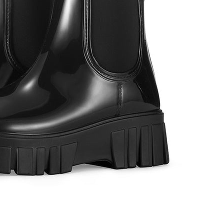 Glanzende Chelsea-regenlaarsjes in zwart, close-up