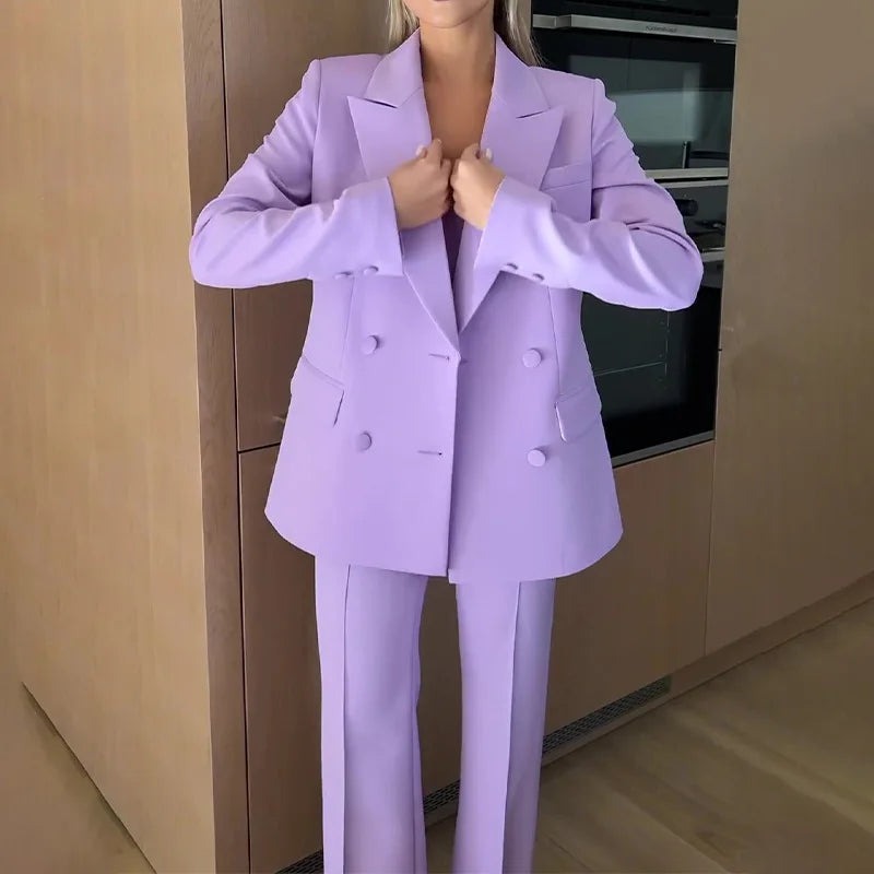 Driedelig broekpak met bustier, flared broek en blazer in lavendel, gedragen met de blazer aan