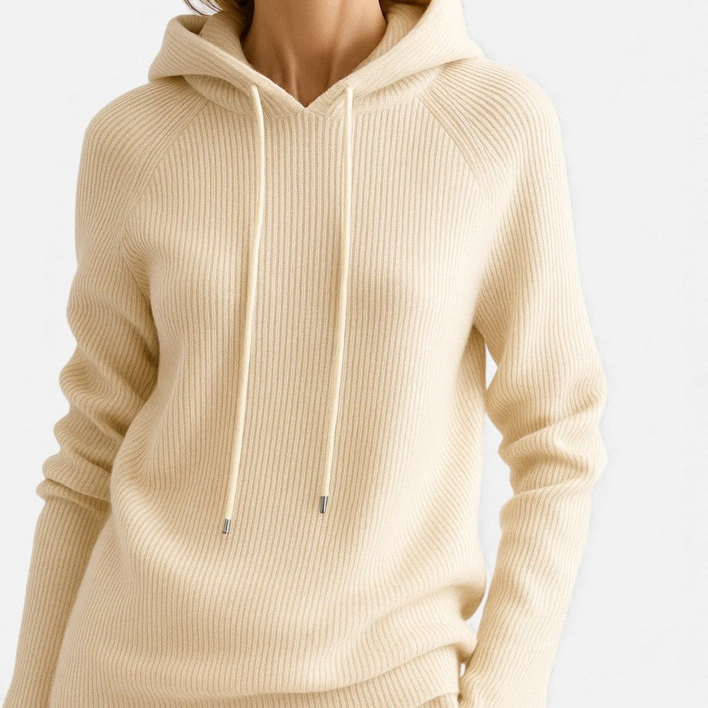 Champagnekleurige hoodie van dichtbij, met fijne ribstructuur en koorden met metalen uiteinden | Boutique Moda