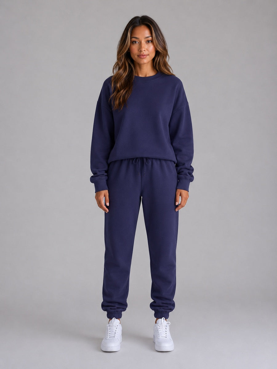 Marineblauw joggingpak met sweater en joggingbroek, gedragen door een vrouw | Boutique Moda